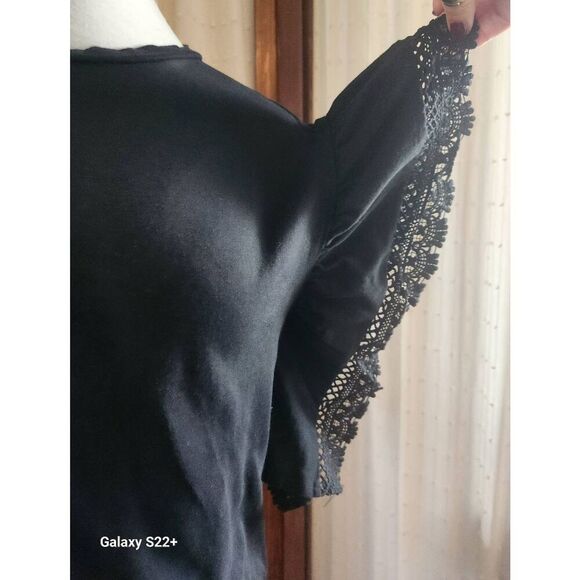 T5 Main Strip blouse w fluttery lacy sleeves - Picture 2 of 12